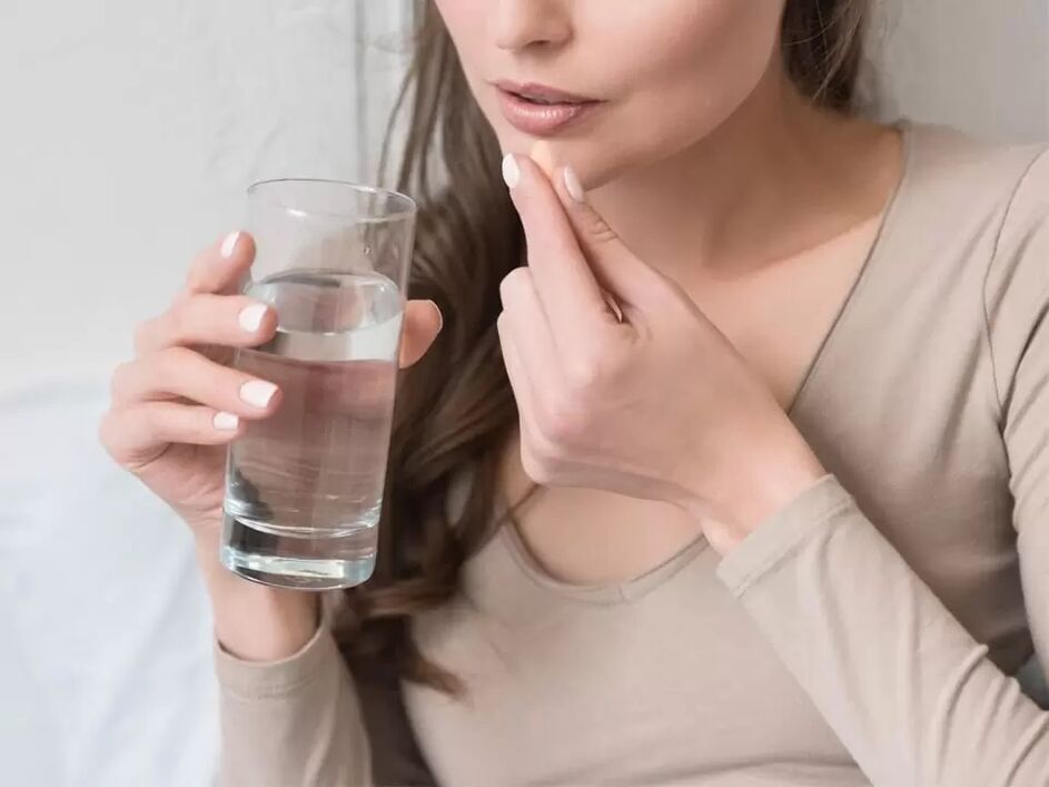 Nehmen Sie Ocuvit-Kapseln mit klarem Wasser ein. 