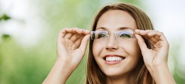 Die Brille verbessert die Sicht mit Myopie und Intensität